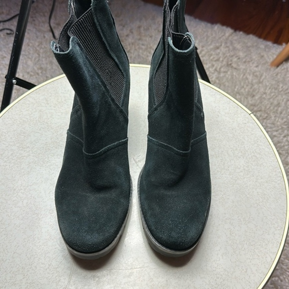 UGG Hazel Waterproof Chelsea Ankle Boots Black
Size 9 Lightly Used